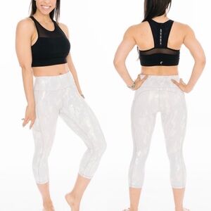 Zyia Active Silver Camo Metallic Pocket
Light N Tight Hi-Rise Capri Leggings 2